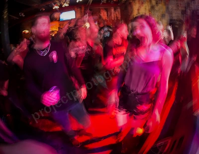 crowd_hombres_amp_wyliepic_3_18_00.png