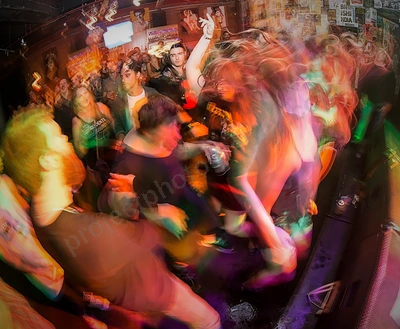 crowd_hombres_amp_wyliepic_3_18_01.png