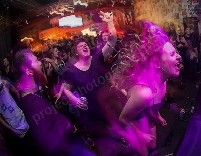 crowd_hombres_amp_wyliepic_3_18_02.png