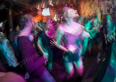 crowd_hombres_amp_wyliepic_3_18_03.png