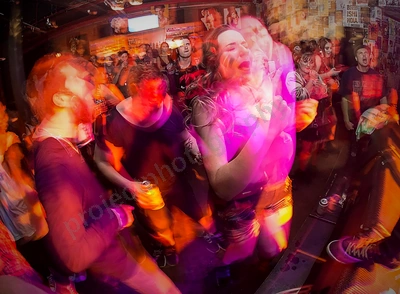 crowd_hombres_amp_wyliepic_3_18_04.png