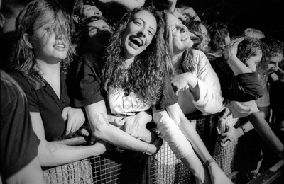 crowd_infectious_grooves_1287_wyliepic_10_95_01_FILM.jpg