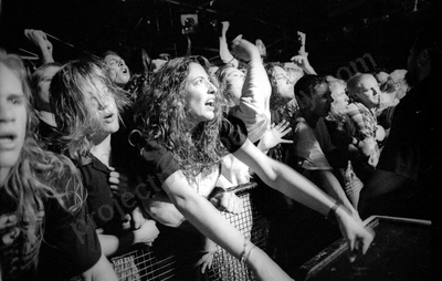 crowd_infectious_grooves_1287_wyliepic_10_95_05.jpg