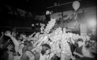 crowd_magic_dirt_uwa_1184_wyliepic_5_95_01.jpg