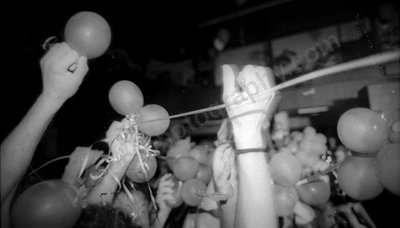 crowd_magic_dirt_uwa_1184_wyliepic_5_95_04.jpg