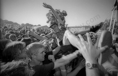 crowd_mudslinger_murdoch_1701_wyliepic_4_1_97_01_FILM.jpg
