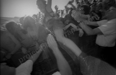 crowd_mudslinger_murdoch_1701_wyliepic_4_1_97_03_FILM.jpg