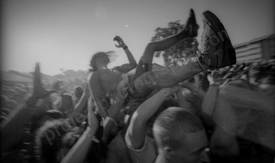 crowd_mudslinger_murdoch_1701_wyliepic_4_1_97_17_FILM.jpg