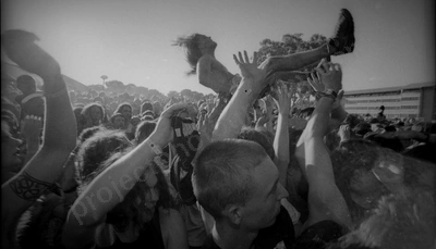 crowd_mudslinger_murdoch_1701_wyliepic_4_1_97_18_FILM.jpg