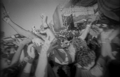 crowd_offspring_bdo_1103_wyliepic_1_95_00.jpg