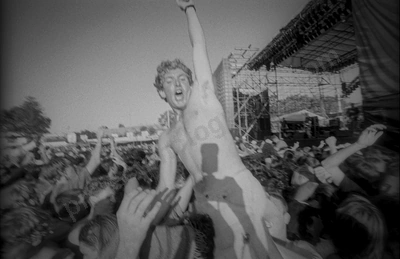 crowd_offspring_bdo_1103_wyliepic_1_95_01.jpg