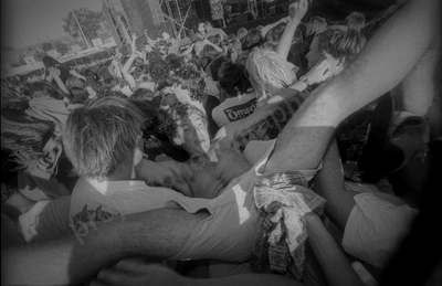 crowd_offspring_bdo_1103_wyliepic_1_95_02.jpg