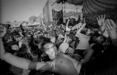 crowd_offspring_bdo_1103_wyliepic_1_95_06.jpg