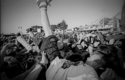crowd_offspring_bdo_1103_wyliepic_1_95_07.jpg