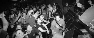 crowd_one_dollar_short_globe_2075_wyliepic_19_4_02_00.jpg