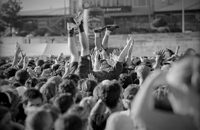 crowd_queens_of_the_stoneage_bdo_2219_wyliepic_2_2_2003_00.jpg