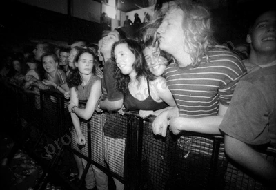 crowd_screamfeeder_uwa_1777_wyliepic_30_11_96_02.jpg