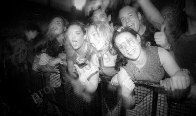 crowd_screamfeeder_uwa_1777_wyliepic_97_11.jpg