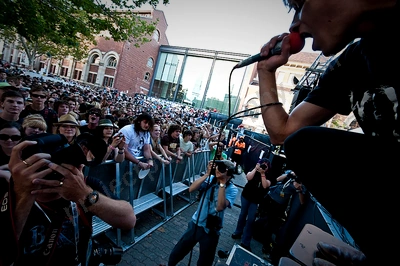 cut_off_your_hands_crowd_st_jeromes_wyliepic_2_09_02.png