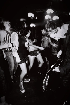 d4s_crowd_amp_crowd_girls_caroline_madeline_wyliepic_2534_2004_01.jpg
