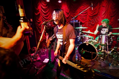 datsuns_crowd_rocket_room_wyliepic_12_08_04.png