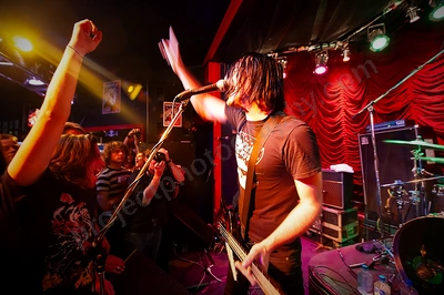 datsuns_crowd_rocket_room_wyliepic_12_08_09.png