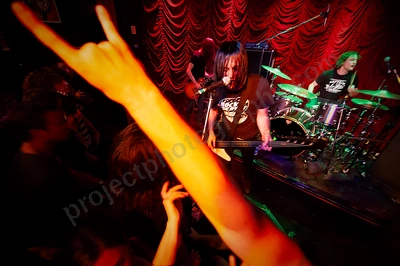 datsuns_crowd_rocket_room_wyliepic_12_08_45.png