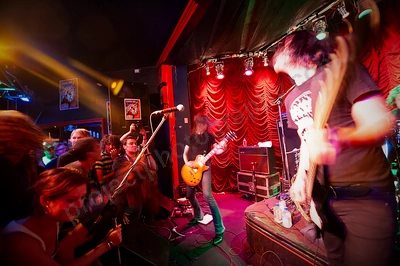 datsuns_crowd_rocket_room_wyliepic_12_08_51.png