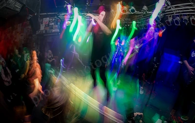day_of_the_dead_crowd_devilles_pad_girls_wyliepic_7_08_04.png