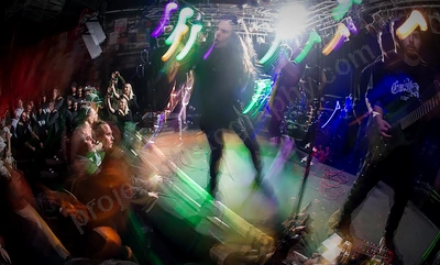 day_of_the_dead_crowd_devilles_pad_girls_wyliepic_7_08_05.png