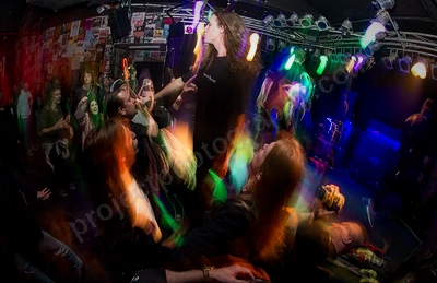 day_of_the_dead_crowd_devilles_pad_girls_wyliepic_7_08_06.png