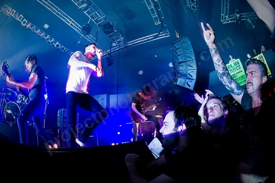 dead_letter_circus_crowd_metro_freo_wyliepic_5_12_06.png