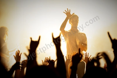 dead_letter_circus_crowd_metro_freo_wyliepic_5_12_33.png