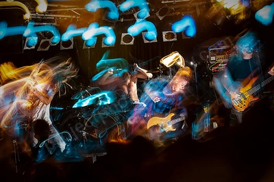 dead_set_radio_crowd_amp_wf_wyliepic_3_12_05.png