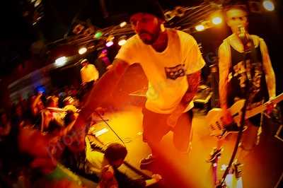 deez_nutz_crowd_amp_wyliepic_4_12_01.png