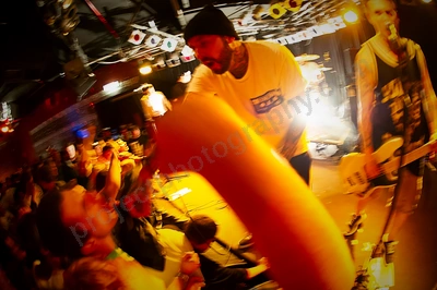 deez_nutz_crowd_amp_wyliepic_4_12_02.png