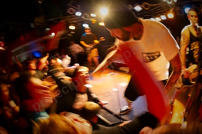 deez_nutz_crowd_amp_wyliepic_4_12_03.png