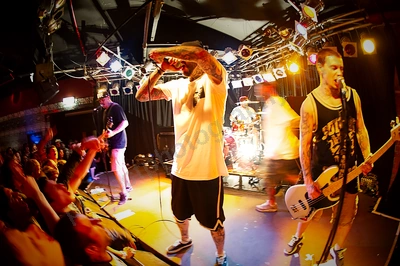 deez_nutz_crowd_amp_wyliepic_4_12_05.png