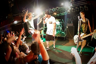 deez_nutz_crowd_amp_wyliepic_4_12_08.png