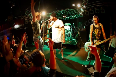 deez_nutz_crowd_amp_wyliepic_4_12_09.png