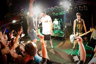 deez_nutz_crowd_amp_wyliepic_4_12_10.png
