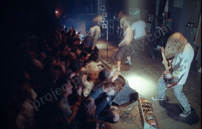 def_fx_crowd__345_berlin_wyliepic_10_92_02.jpg