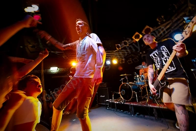 defeater_crowd_amp_wyliepic_3_11_00.png