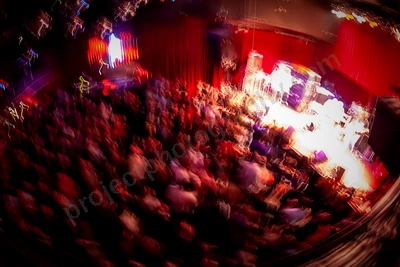 dinosaur_jnr_crowd_capitol_wyliepic_7_07_00.png