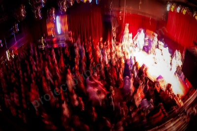 dinosaur_jnr_crowd_capitol_wyliepic_7_07_01.png