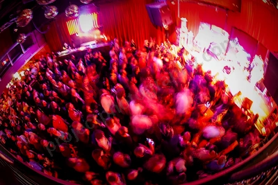dinosaur_jnr_crowd_capitol_wyliepic_7_07_03.png