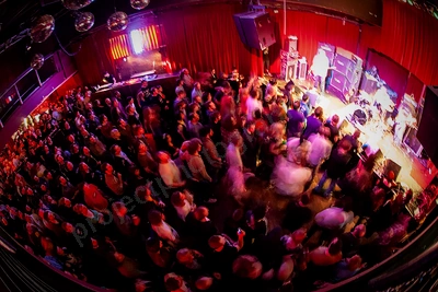 dinosaur_jnr_crowd_capitol_wyliepic_7_07_04.png