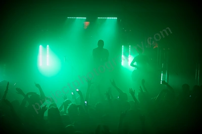 does_it_offend_you_yeah_crowd_capital_wyliepic_9_09_05.png