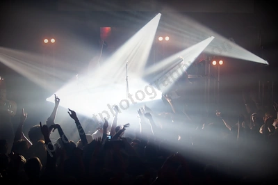 does_it_offend_you_yeah_crowd_capital_wyliepic_9_09_06.png