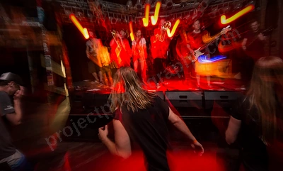 donald_trumpets_crowd_amp_wyliepic_22_12_06.png